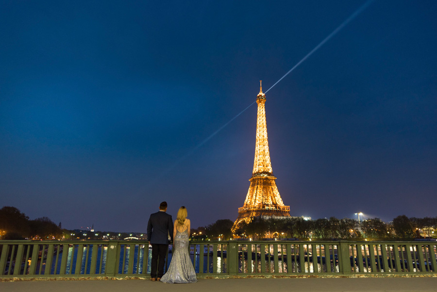 glamorous paris couple photos eiffel tower by night